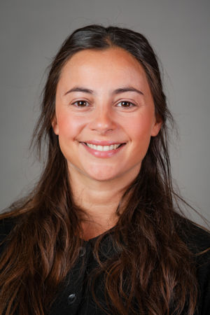 en person med langt hår som smiler