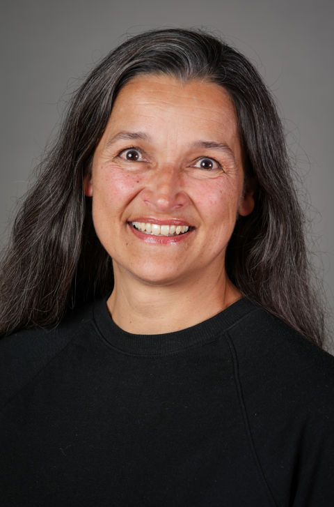 et nærbilde av en smilende person