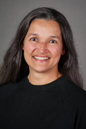 et nærbilde av en smilende person