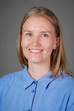 et nærbilde av en smilende person