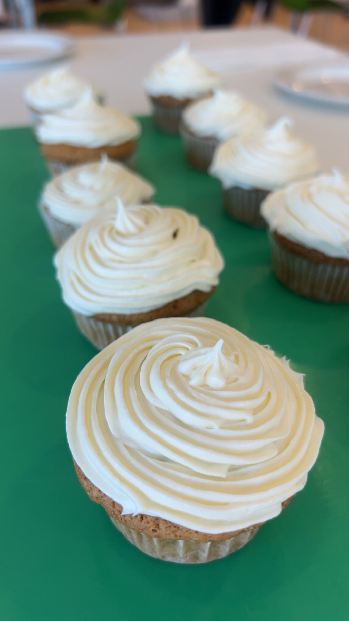 En tallerken med cupcakes