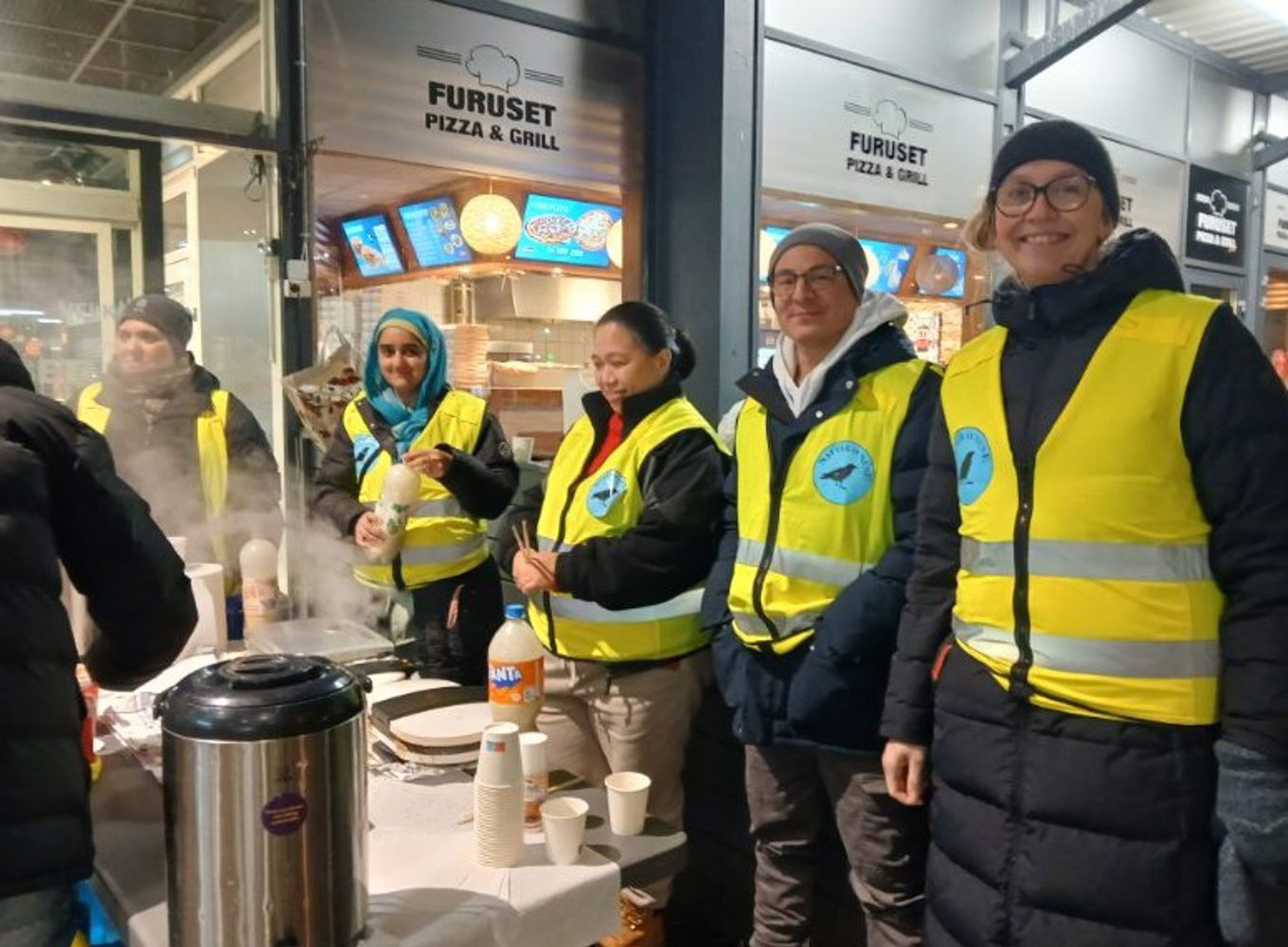 En gruppe mennesker som har på seg sikkerhetsvester En gruppe mennesker som har på seg sikkerhetsvester