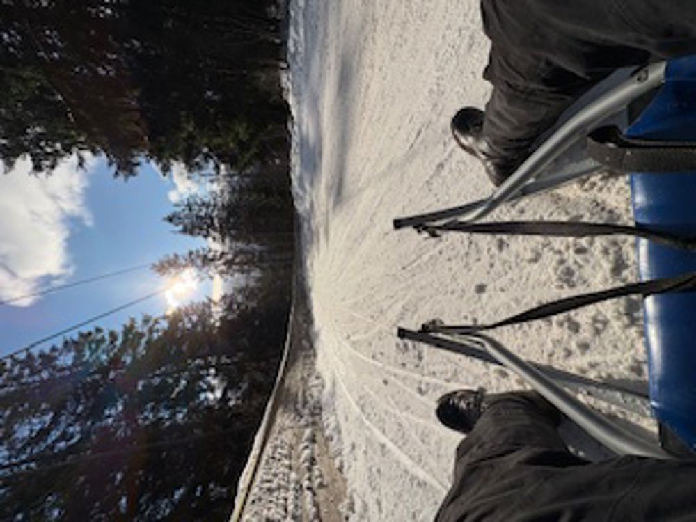 Et par personer på en skiheiser