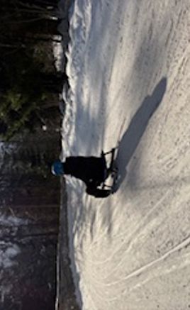 En person som kjører snowboard ned en snødekt bakke