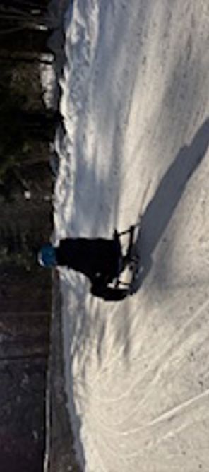 En person som kjører snowboard ned en snødekt bakke