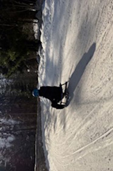 En person som kjører snowboard ned en snødekt bakke