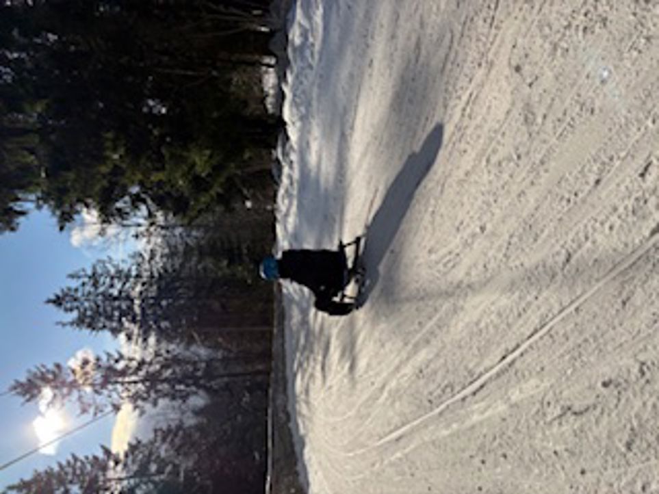 En person som kjører snowboard ned en snødekt bakke