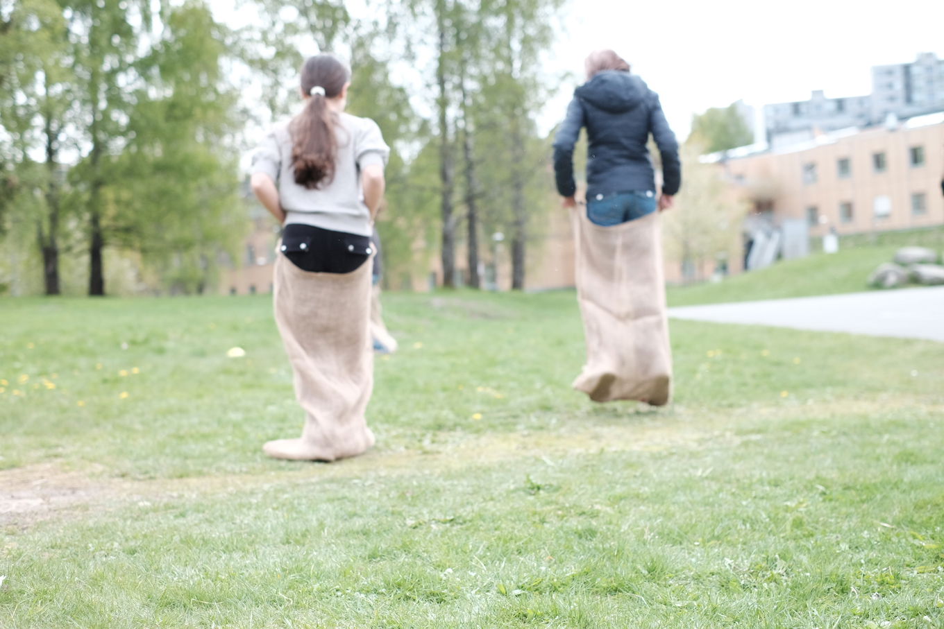 en person og en person som står på en gressmark