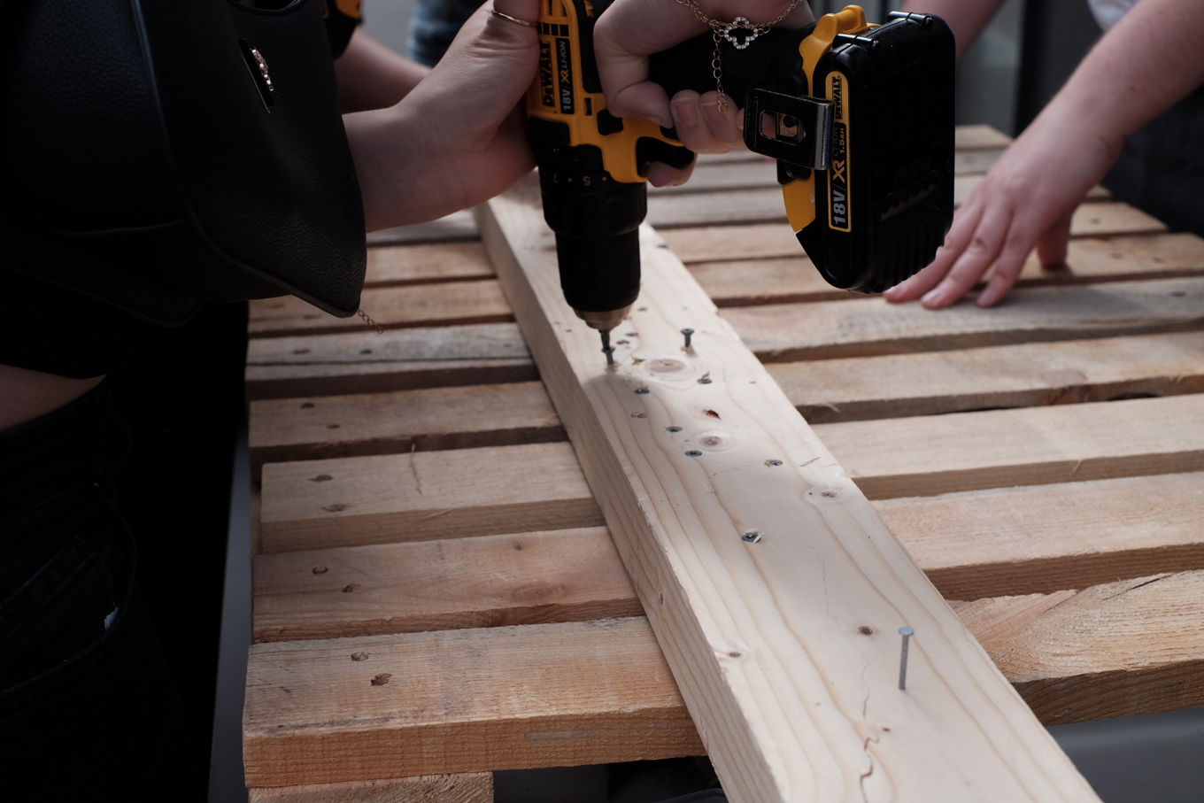 En person som kutter ved med drill