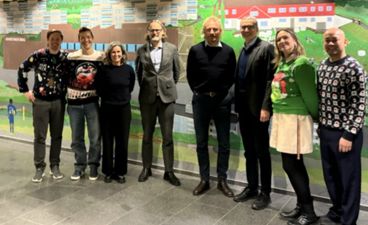 en gruppe mennesker som poserer for et bilde