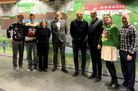 en gruppe mennesker som poserer for et bilde