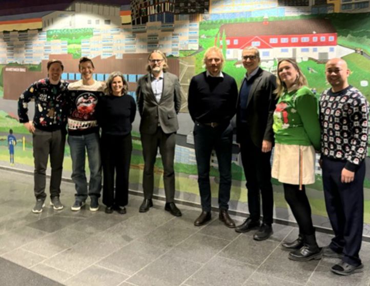 en gruppe mennesker som poserer for et bilde