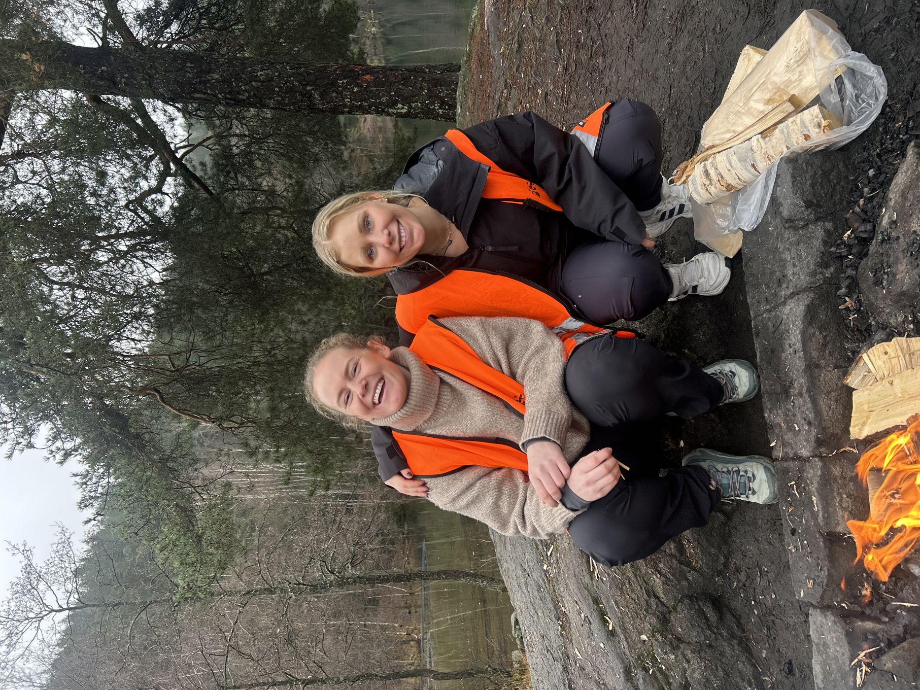 et par barner poserer for et bilde ved et bål