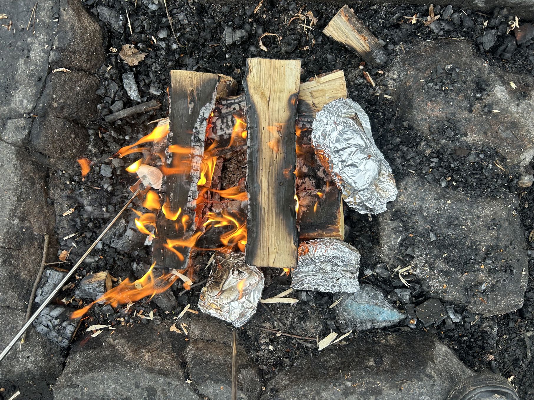 en ild som brenner i en grop