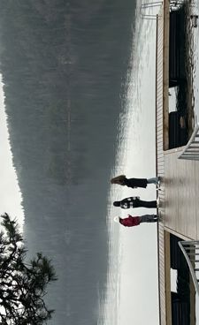 en gruppe mennesker som hopper fra en bygning