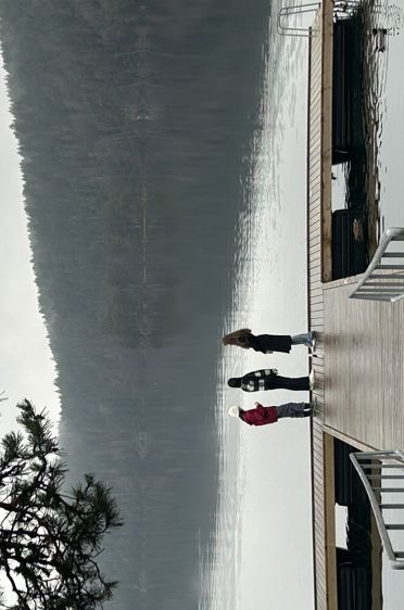 en gruppe mennesker som hopper fra en bygning