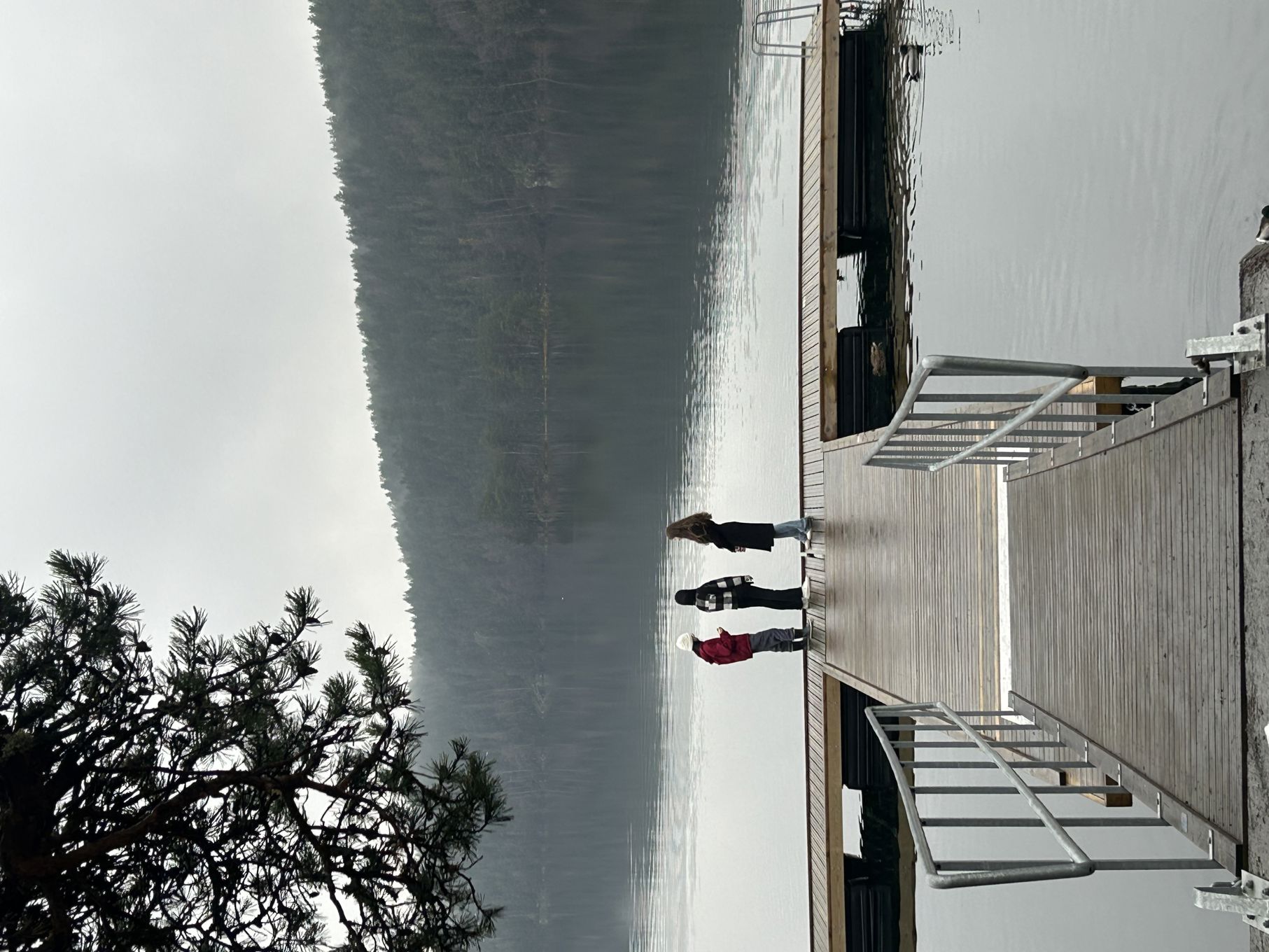 en gruppe mennesker som hopper fra en bygning