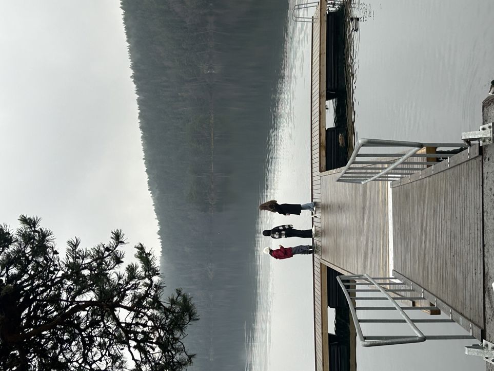 en gruppe mennesker som hopper fra en bygning