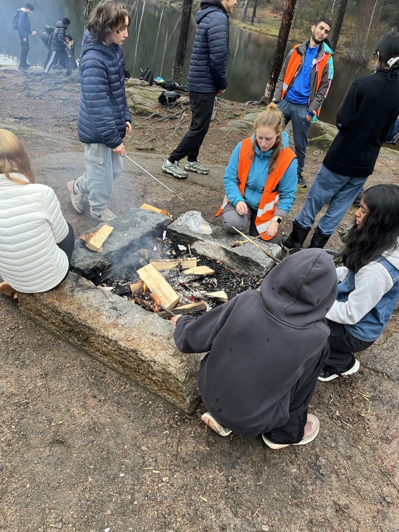 En gruppe mennesker rundt et bål