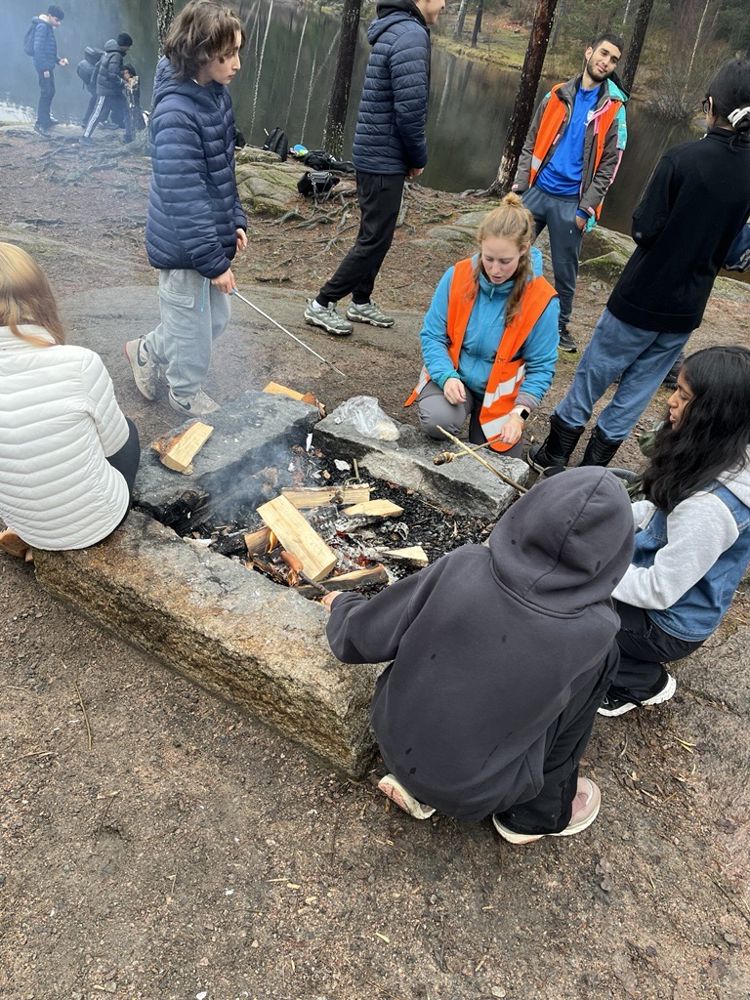 En gruppe mennesker rundt et bål
