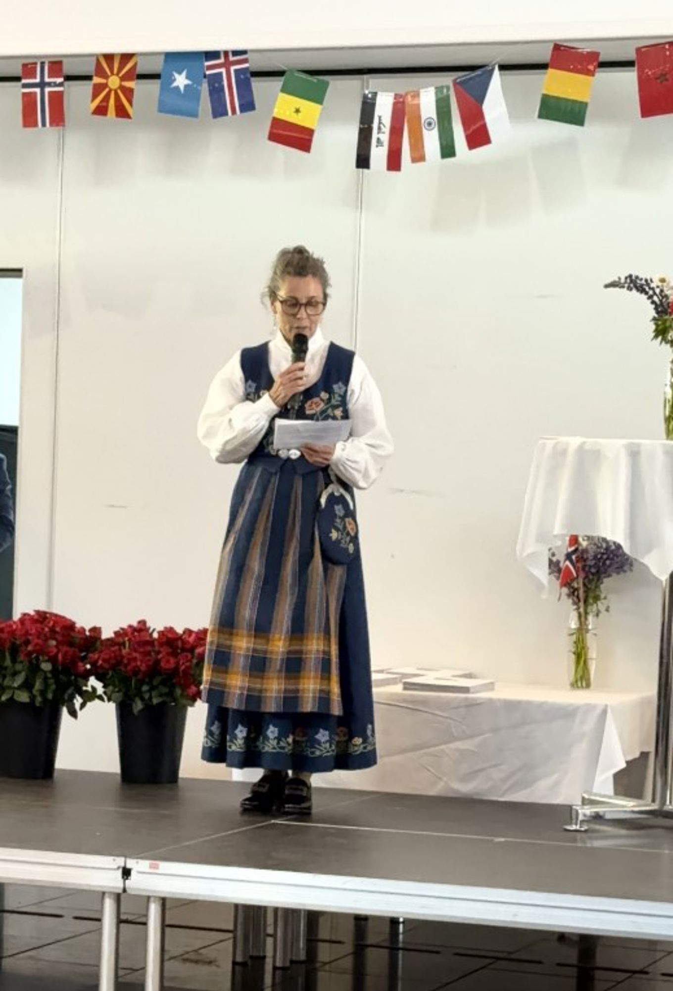 en person som står foran et bord med flagg på
