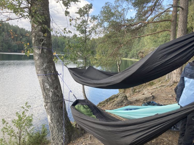 et telt på en elv