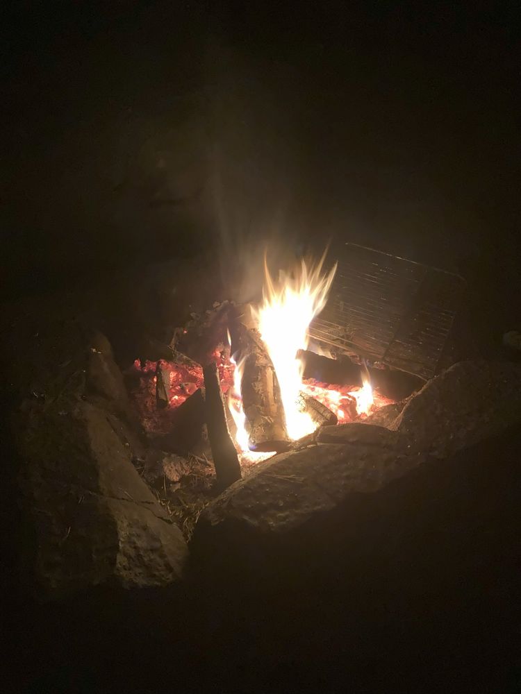 en bålplass med stor flamme