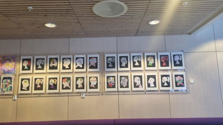 En vegg med bilder på