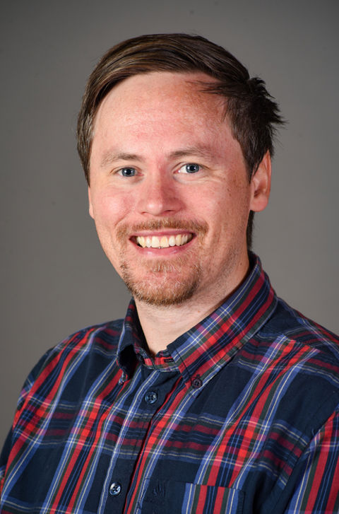 en person med skjegg og bart