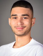 en person som smiler til kameraet