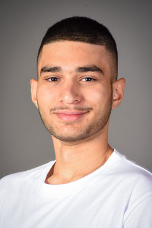 en person som smiler til kameraet