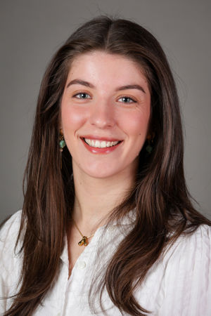 en person med langt hår som smiler