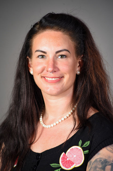 en person med langt hår som smiler