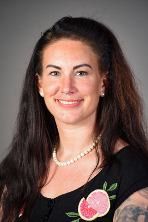 en person med langt hår som smiler