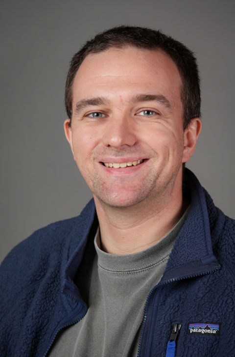 en person som smiler til kameraet