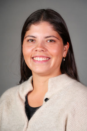 en person som smiler til kameraet