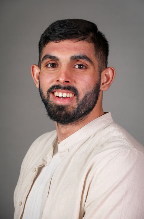 en person med skjegg som smiler