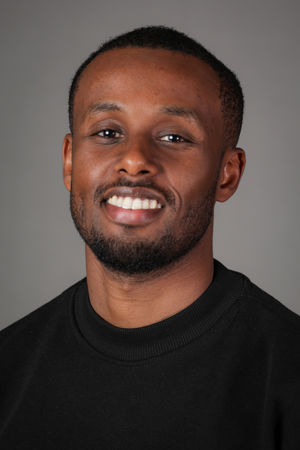 en person som smiler til kameraet