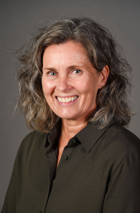 et nærbilde av en smilende person