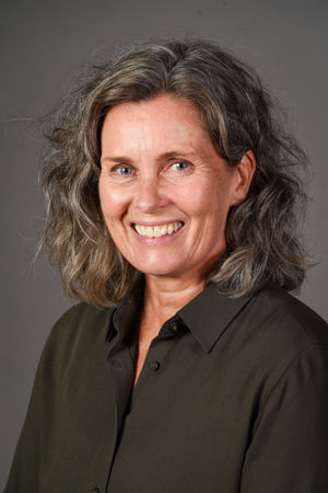 et nærbilde av en smilende person