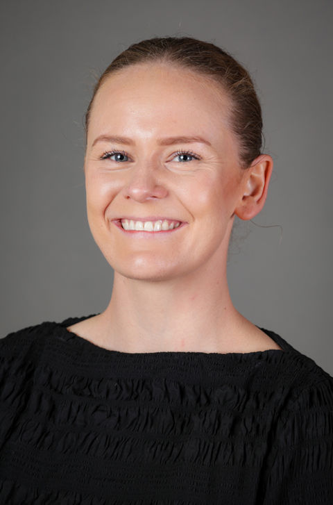 en person som smiler til kameraet