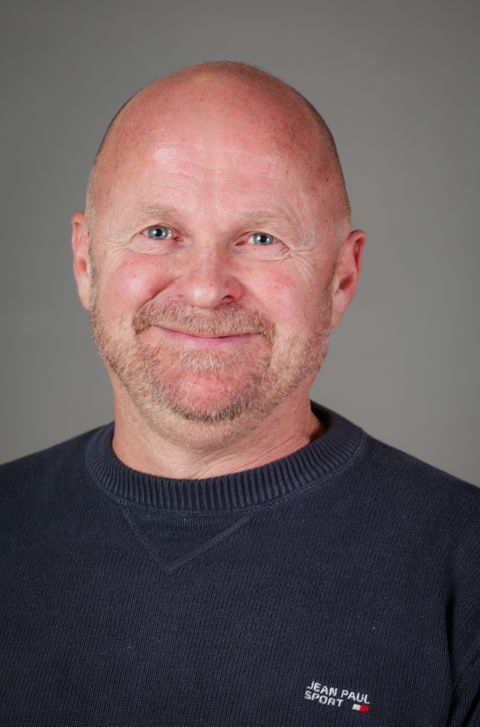 en skallet person med skjegg