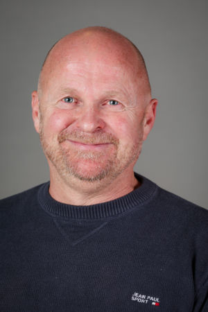 en skallet person med skjegg