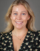 en person som smiler til kameraet