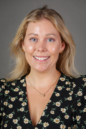 en person som smiler til kameraet