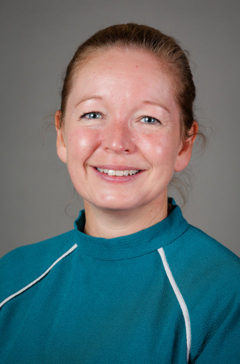 et nærbilde av en smilende person