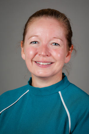 et nærbilde av en smilende person