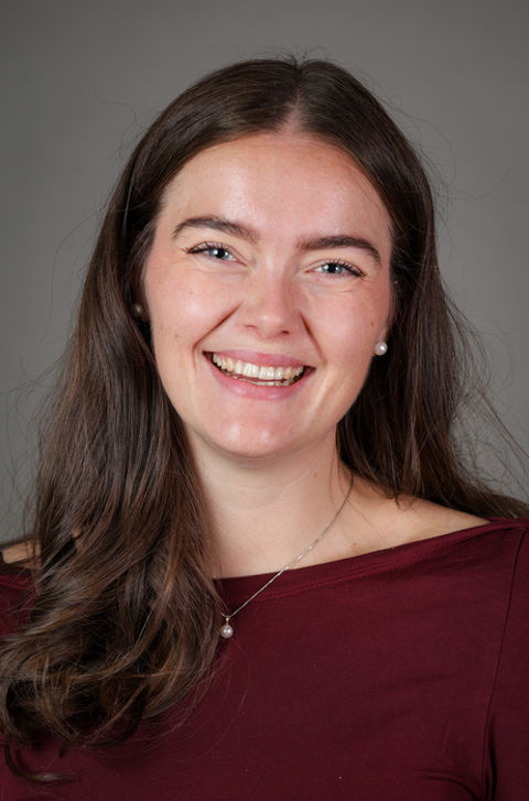 en person som smiler til kameraet