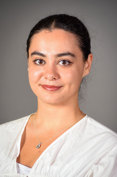 en person med kort svart hår