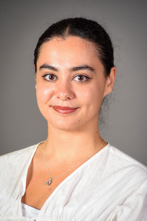 en person med kort svart hår